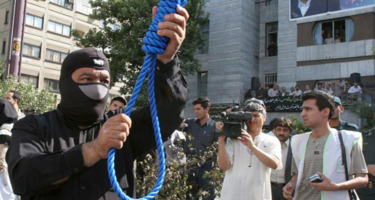 La Policía iraní prepara una ejecución pública.