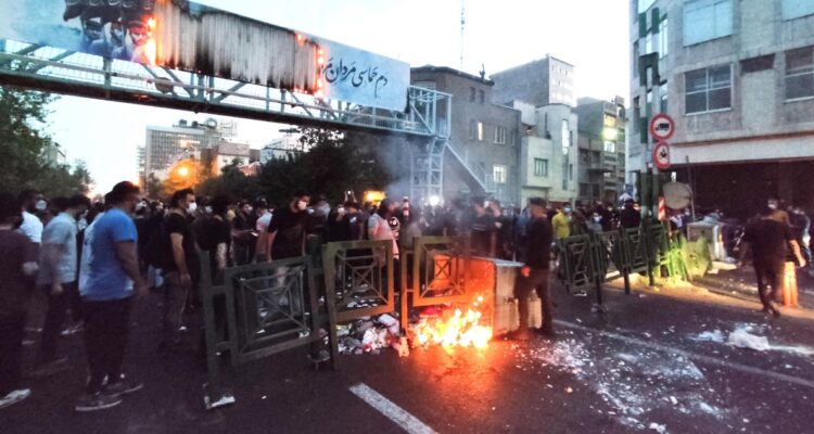 Irán anuncia fin de la policía de la moral tras meses de protestas que dejan cientos de muertos