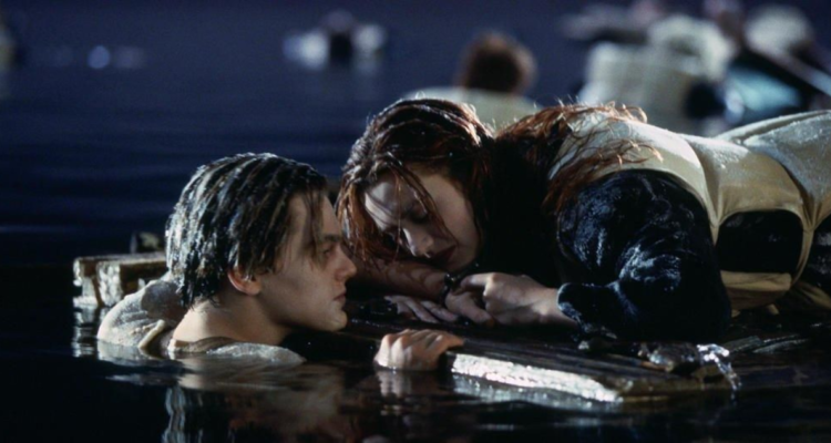 Escena de Titanic donde Jack salva a Rose subiendola a una tabla
