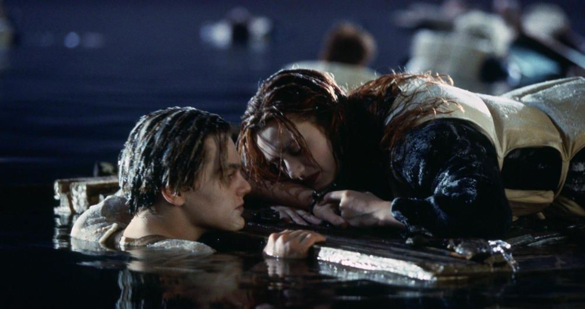 Escena de Titanic donde Jack salva a Rose subiendola a una tabla