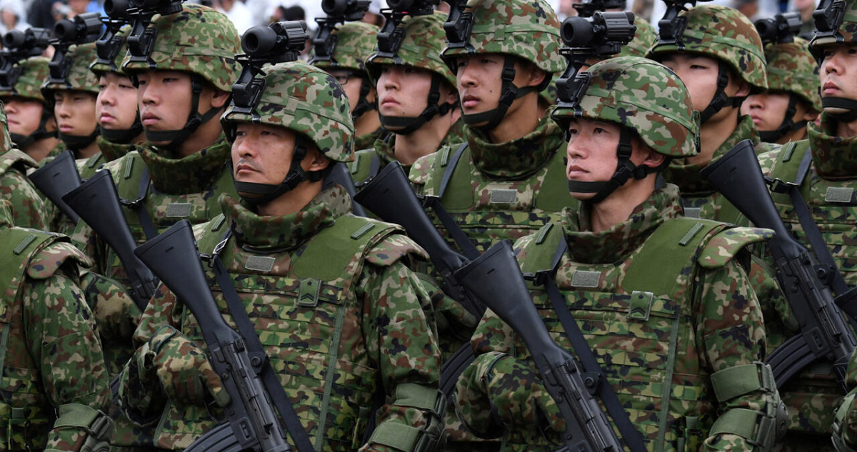 Soldados de las Fuerzas de Autodefensa japonesas desfilan en un campo de entrenamiento en Asaka.