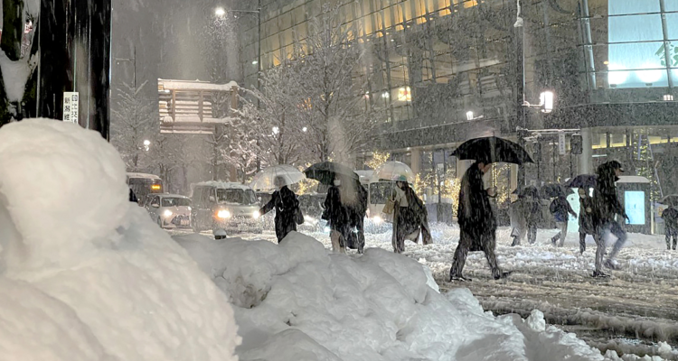 Varias personas cruzan una calle de la ciudad de Niigata bajo una copiosa nevada.
