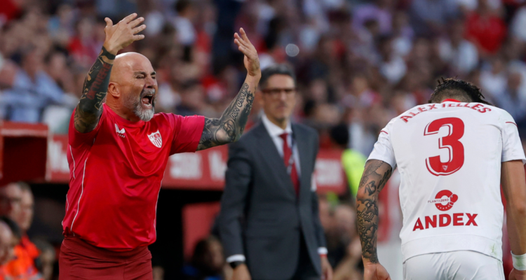 Jorge Sampaoli vive momentos de furia en el Sevilla.