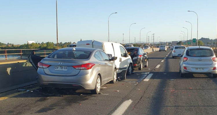 Triple colisión obliga a suspender tránsito en el Puente Juan Pablo II en Concepción