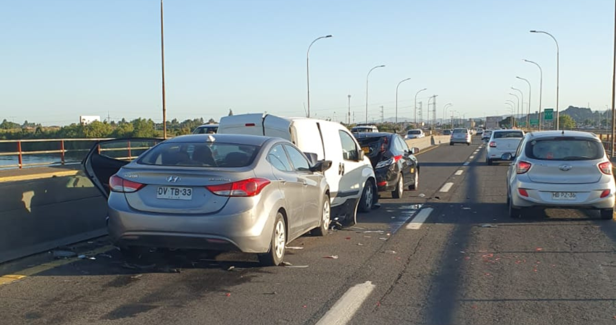 Triple colisión obliga a suspender tránsito en el Puente Juan Pablo II en Concepción