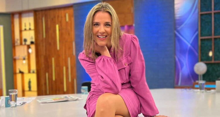 La periodista Julia Vial posa sonriente en el set de Hola Chile. La periodista se refirió al regreso del programa y cómo se ve el escenario actual de La Red.