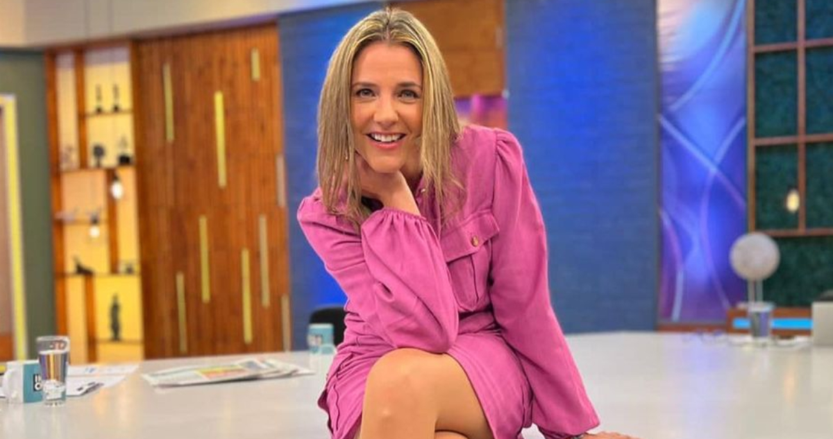 La periodista Julia Vial posa sonriente en el set de Hola Chile. La periodista se refirió al regreso del programa y cómo se ve el escenario actual de La Red.