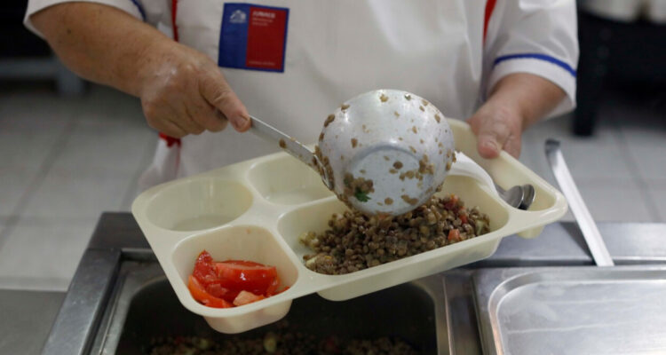 Junaeb afirma que exclusión de empresas del programa de alimentación escolar permite “mejorar calidad”