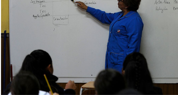 la educación siguió a la espera