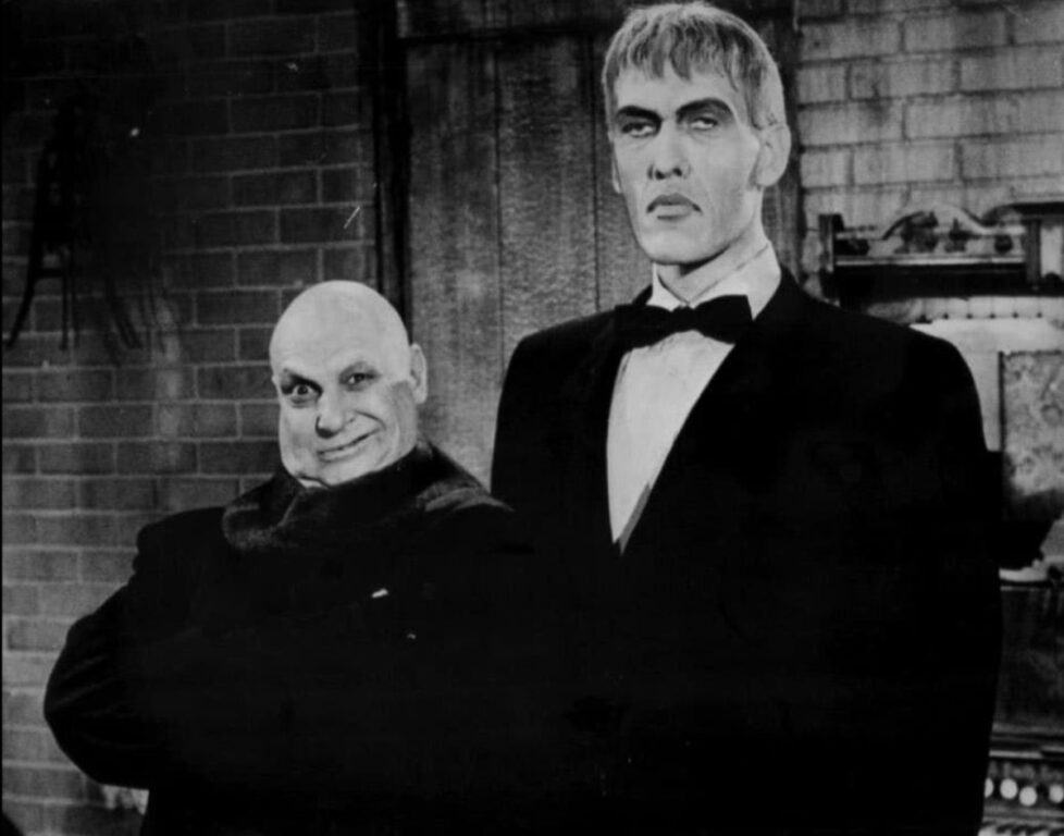 El actor Ted Cassidy posa junto a su colega de Los Locos Addams que interpretó al tío Lucas.