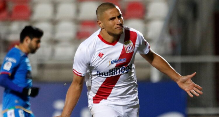 Leandro Benegas jugando por Curicó Unido.