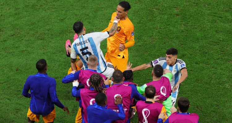 El argentino Leandro Paredes provocó un tenso encontrón en el duelo ante Países Bajos.