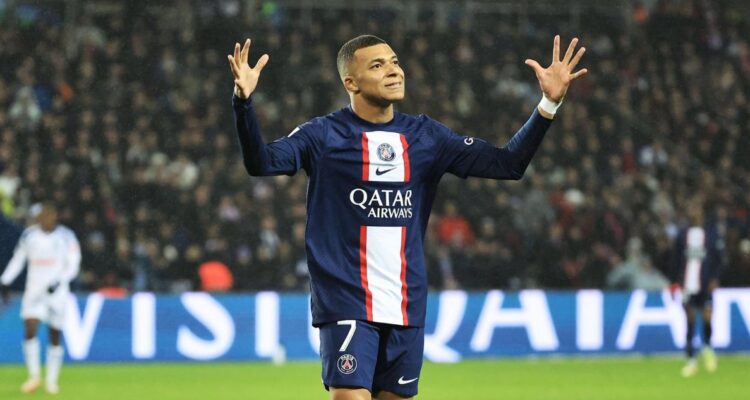 Barra del PSG dedica lienzos a Kylian Mbappé ¿Mensaje contra Messi?