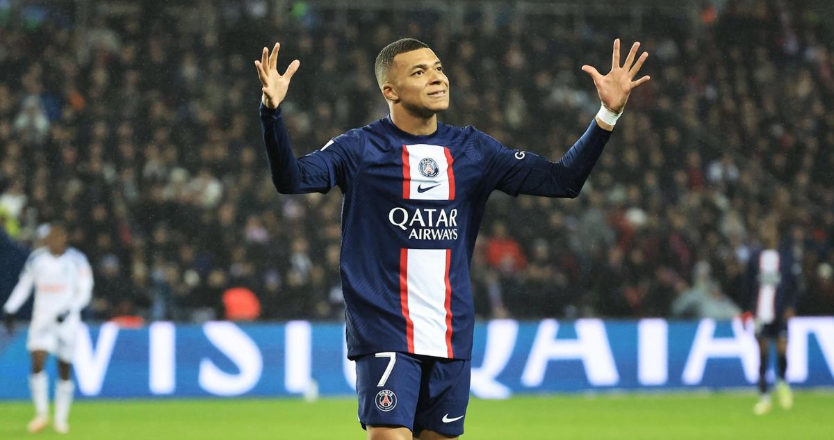 Barra del PSG dedica lienzos a Kylian Mbappé ¿Mensaje contra Messi?