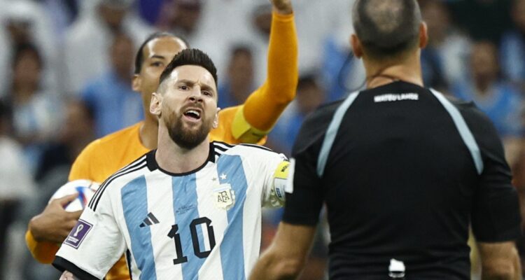 Lionel Messi destrozó al juez español Mateu Lahoz.