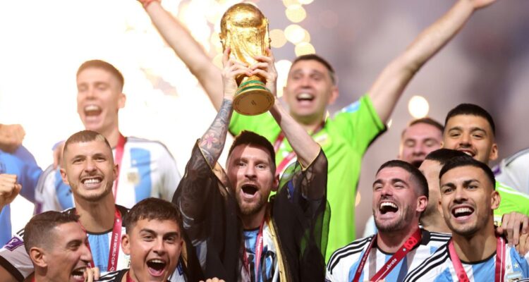 Lionel Messi levantando la Copa del Mundo con Argentina.