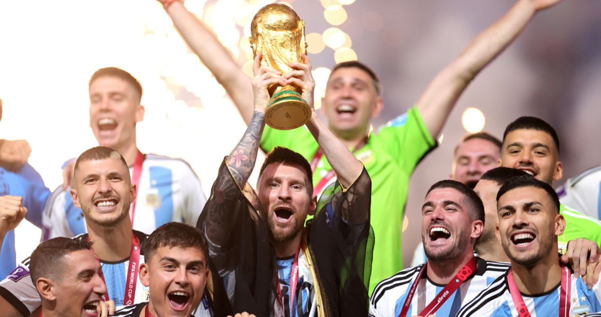 Lionel Messi levantando la Copa del Mundo con Argentina.