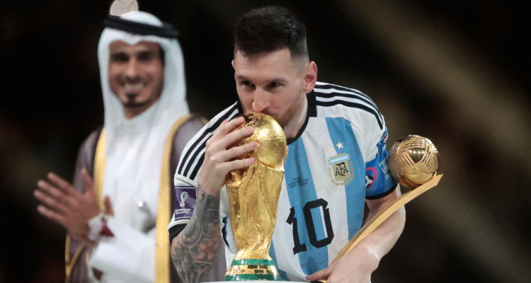 Lionel Messi besó la Copa del Mundo, antes de la entrega junto a sus compañeros.