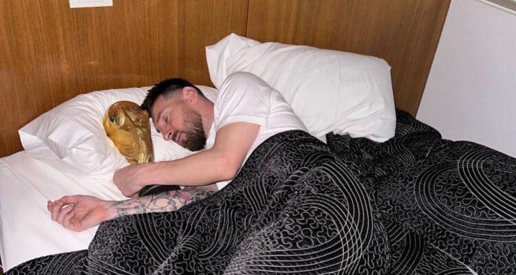 Lionel Messi duerme con Copa del Mundo en el predio de AFA