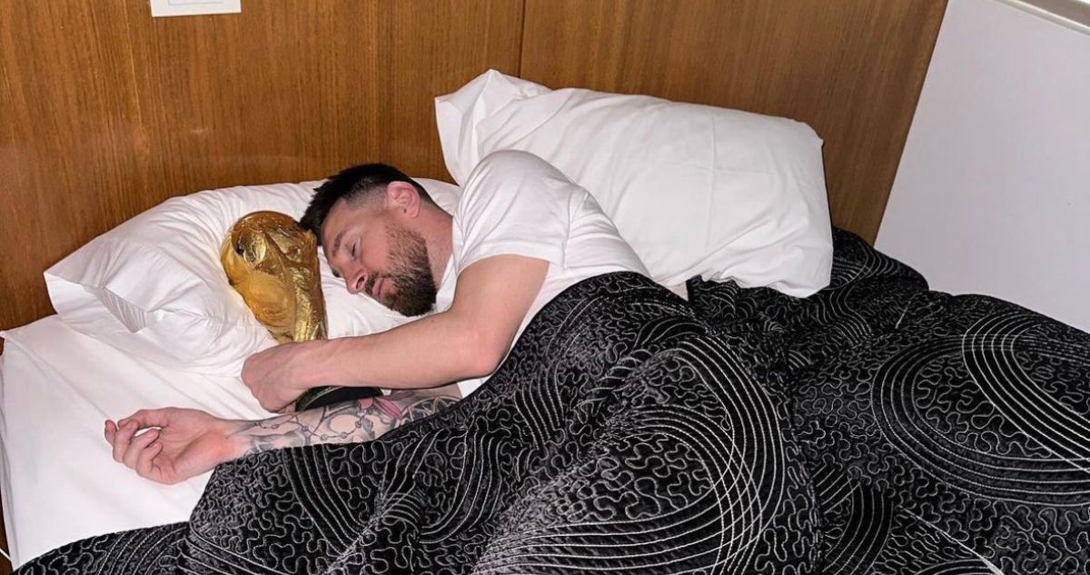 Lionel Messi duerme con Copa del Mundo en el predio de AFA