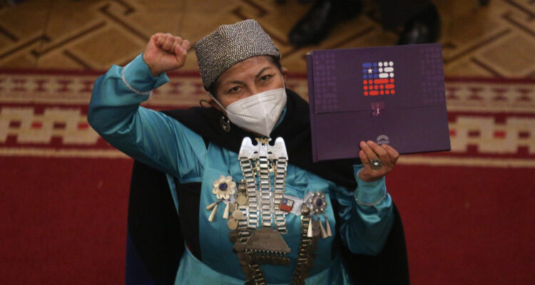 Loncón defiende “año sabático” tras críticas por permiso laboral con goce de sueldo