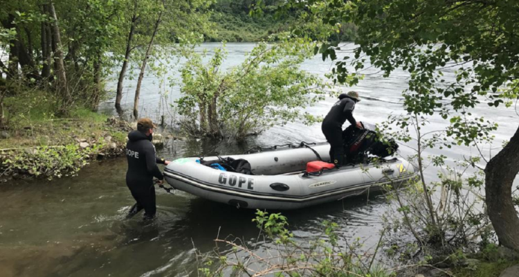 Personal del GOPE buscando a un desaparecido en un río.