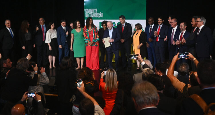 Lula anuncia 16 nuevos ministros de su gabinete