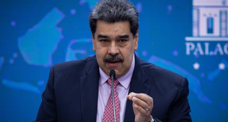 Maduro acusa que moneda de Venezuela se deprecia “por ataque del dólar criminal” y anuncia medidas
