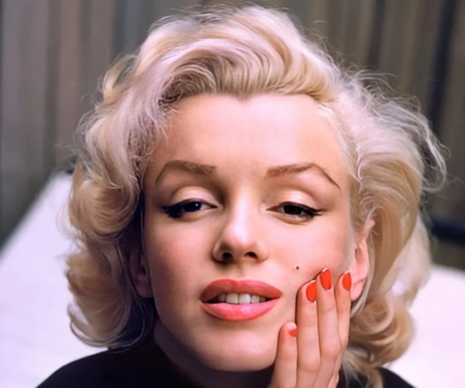 Marilyn Monroe con uñas rojas