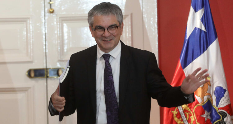 Gobierno anticipa que bencinas continuarían bajando y detalló por cuánto tiempo