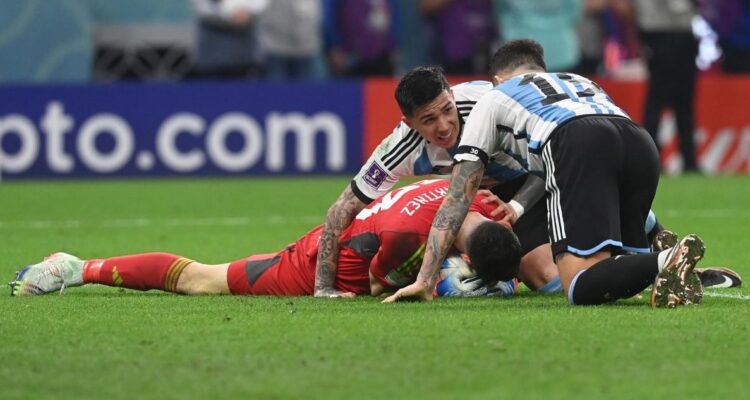 Emiliano Martínez salvó a Argentina en los descuentos con tapadón