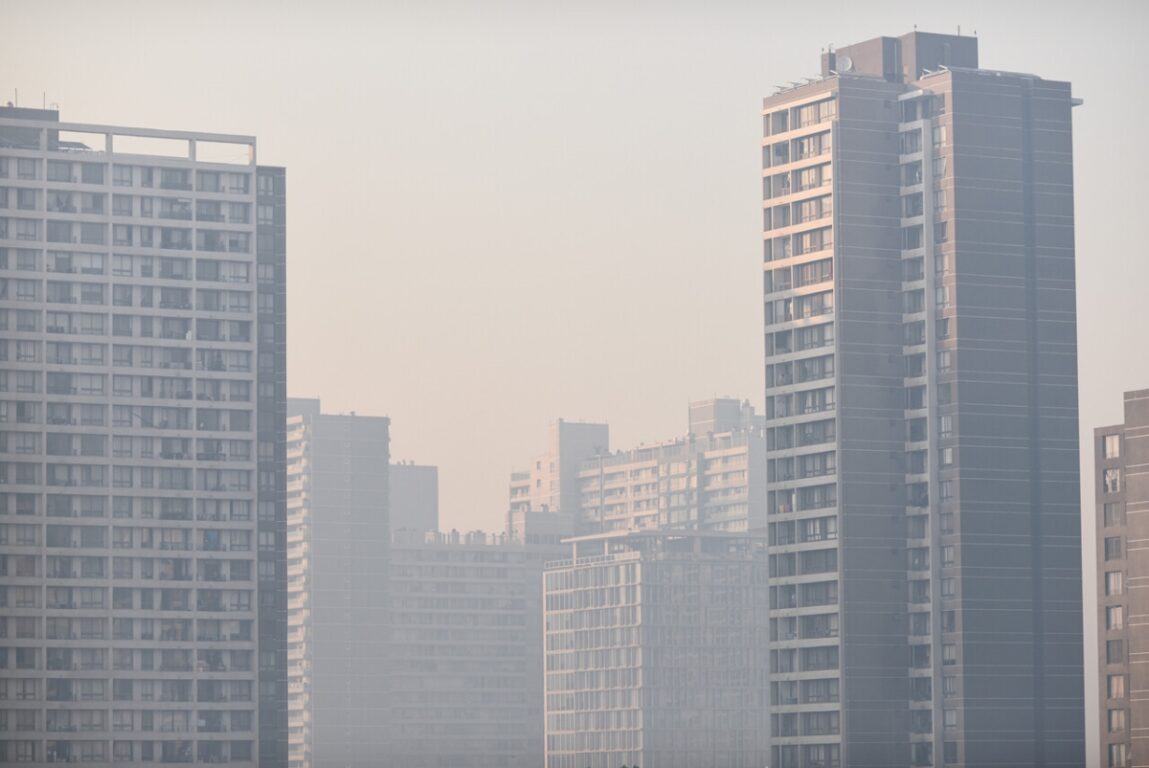 Santiago amanece bajo el humo de los incendios forestales tras histórico y caluroso jueves