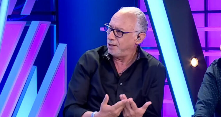 Mauricio Israel hablando en el set de TV+. El comunicador dio dichos sobre no normalizar a las disidencias.