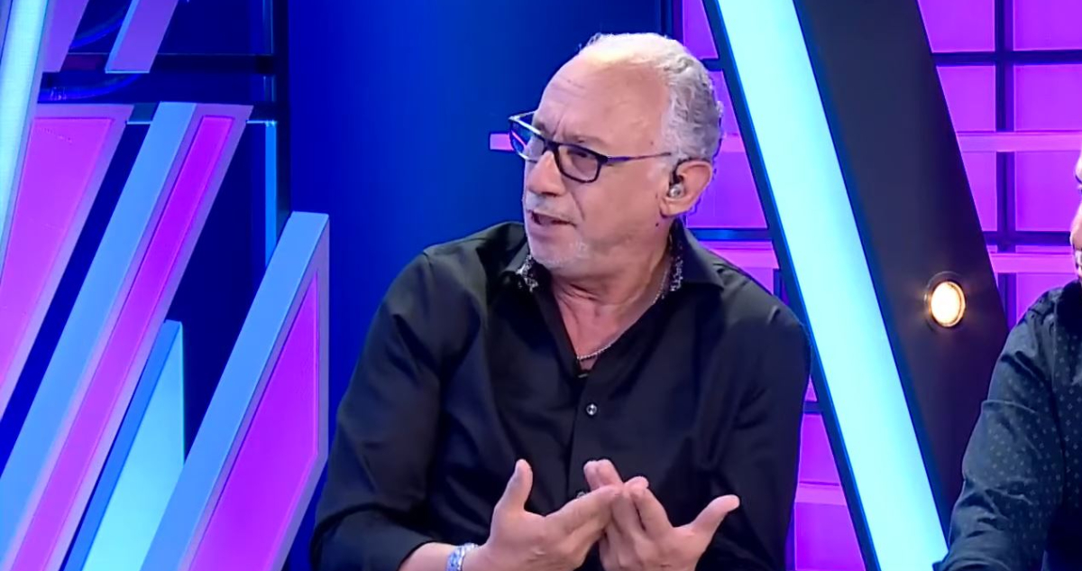 Mauricio Israel hablando en el set de TV+. El comunicador dio dichos sobre no normalizar a las disidencias.