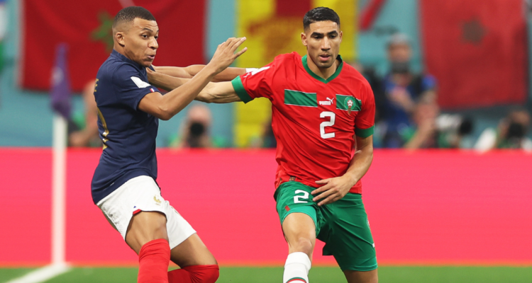 El fraterno saludo entre Mbappé y Hakimi en la antesala del encuentro por la semifinales del Mundial de Qatar.