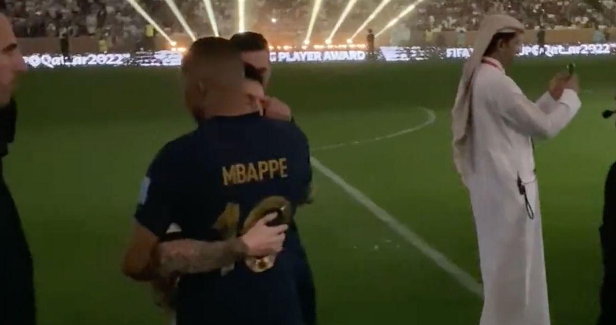 La reacción de Mbappé con Messi en la premiación de la final en Qatar