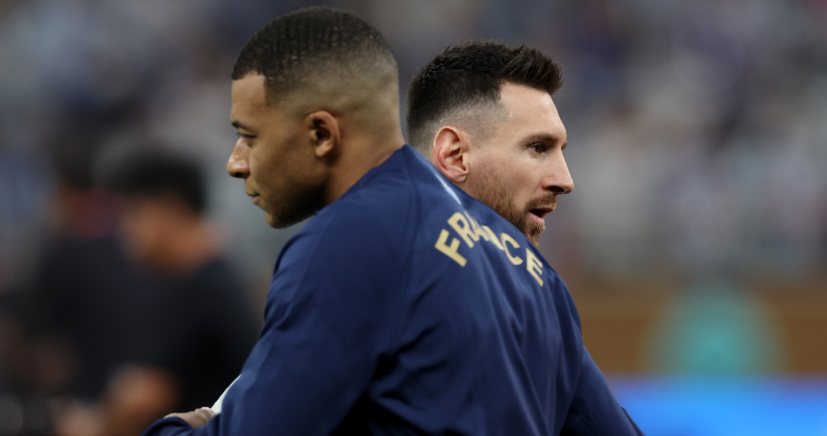 Lionel Messi y Mbappé se saludan en el inicio de la final en el Mundial de Qatar 2022.