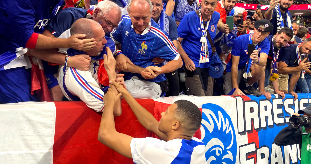 Kylian Mbappé golpeó con un pelotazo en la previa del Mundial de Qatar.