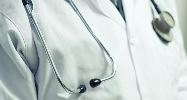 Detienen a 29 médicos extranjeros por emisión de licencias fraudulentas en la capital