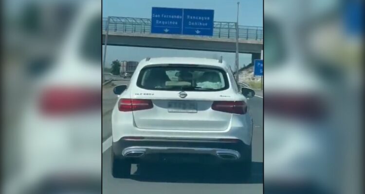 Camuflan un Mercedes Benz con logo Nissan: ¿nueva medida contra encerronas?