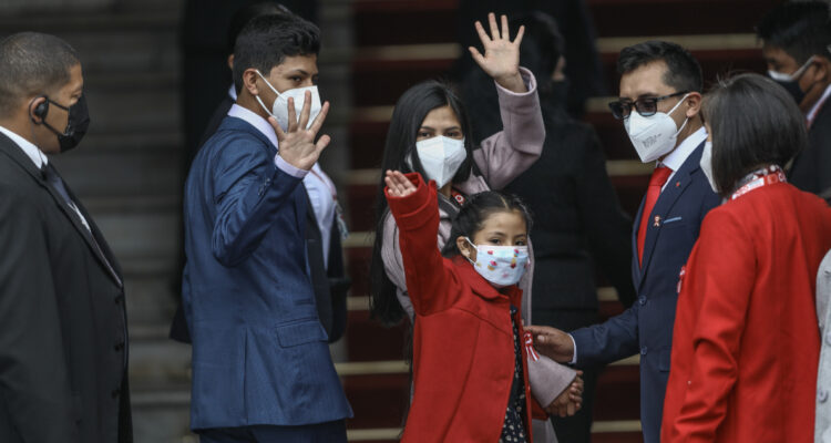 México recibe a la familia de Pedro Castillo en su embajada de Lima: les dio asilo político