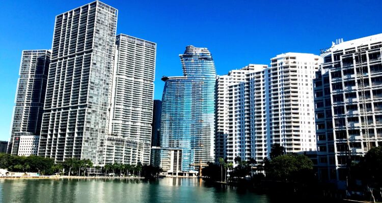 La situación de América Latina impulsa el interés por comprar propiedades en Miami