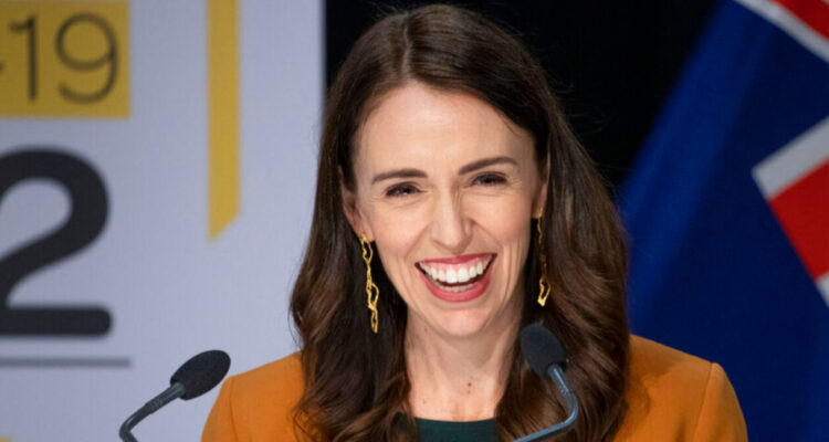 Idiota arrogante el micrófono abierto de la primera ministra de Nueva Zelanda contra un diputado