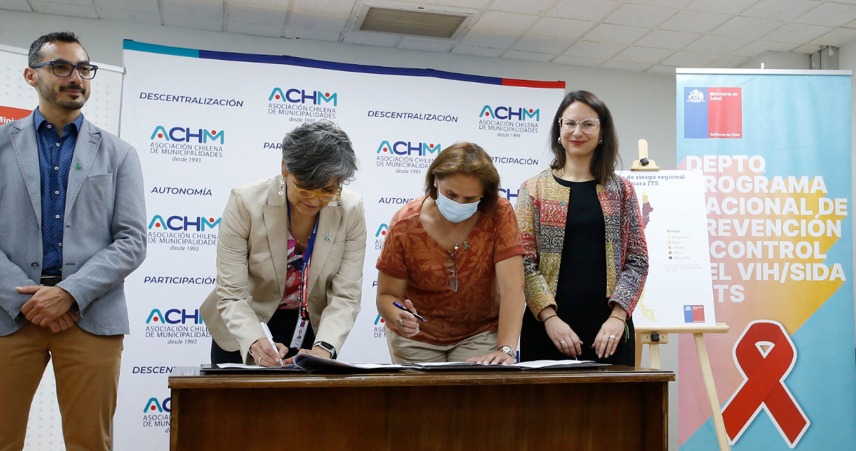 Acuerdo entre autoridades por dispensadores de condones