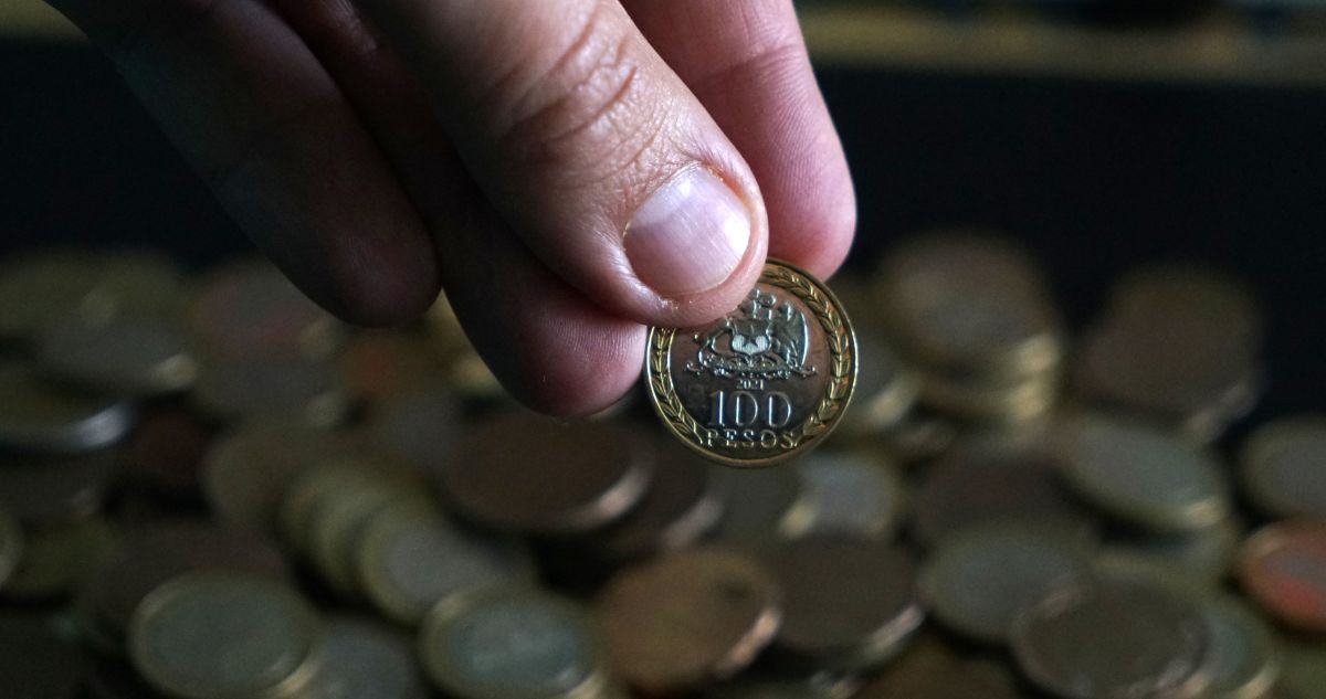 La moneda de 100 pesos chilenos con fallas de diseño que podría costar hasta 700 mil pesos