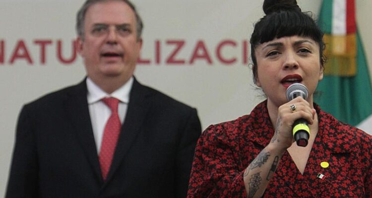 Mon Laferte recibe nacionalidad mexicana y celebra hito cantando himno nacional frente al canciller