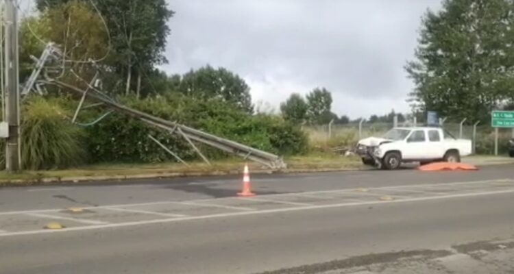 Conductor muere tras chocar vehículo con poste de luz en Valdivia ...