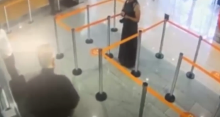 Capturan a mujer acusada de “marcar” víctima en un banco capitalino: cayó por un detalle clave