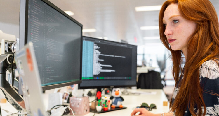 Una mujer utilizando una computadora para programar diferentes códigos. Un estudio de la ONG Chicas en Tecnología apuntó a las dificultades de las mujeres para dedicarse a la ciencia, tecología, matemáticas y más.