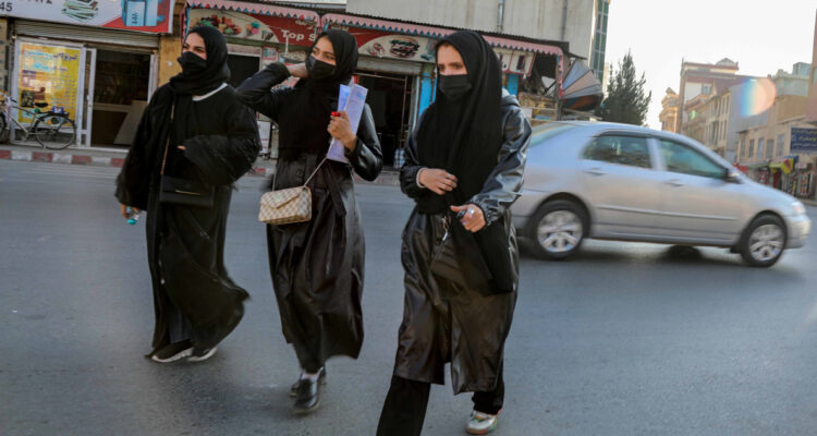 Mujeres tienen prohibido ir a la universidad en Afganistán